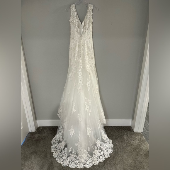 NWT Stella York 5922 Beaded Lace Ivory Backless Wedding Dress, size 4 - Picture 3 of 11